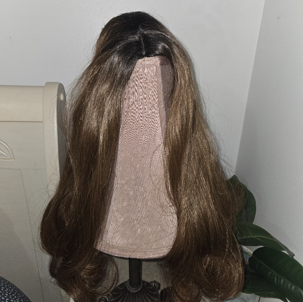 22 inch Hair topper blend heat resistant hair . This is dark rooted,highlighted